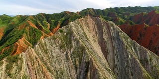 中国新疆天山丹霞地貌鸟瞰图。