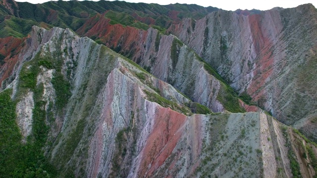 中国新疆天山丹霞地貌鸟瞰图。