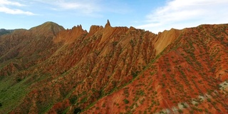 中国新疆天山丹霞地貌鸟瞰图。