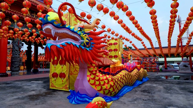 龙和中国灯笼装饰在神龛为中国新年。