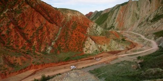 中国新疆天山丹霞地貌鸟瞰图。