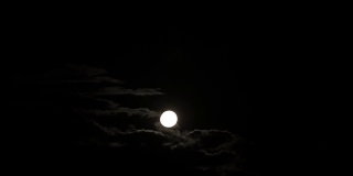月亮被云遮住了一半，满月在云后面