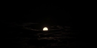 皓月当空，明月当空，夜空中云的运动映衬着夜空中的一轮明月