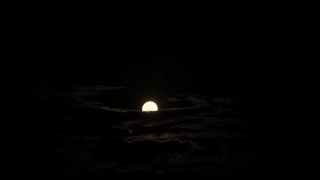 皓月当空，明月当空，夜空中云的运动映衬着夜空中的一轮明月视频素材模板下载