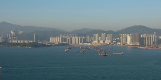 香港维多利亚港工业港附近的天际线、海岸和船只