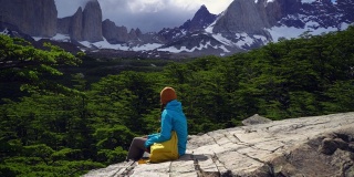 一个背着黄色背包的女人在看风景如画的潘恩国家公园
