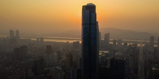 日落时间长沙市区著名的摩天大楼滨江湾航拍时光流逝全景4k中国