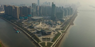 长沙市艳阳天著名的市中心文化综合体三角洲湾航拍延时全景4k中国