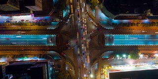 夜间照明长沙市中心交通街道十字路口空中俯仰延时全景4k中国