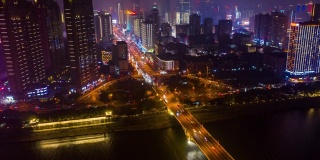 夜间照明长沙市中心市中心滨江交通大桥海湾公路交叉口航拍时间全景4k中国