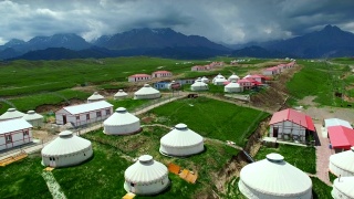 中国新疆天山草原鸟瞰图。视频素材模板下载