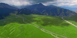 中国新疆天山草原鸟瞰图。