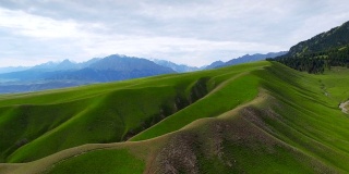 中国新疆天山草原鸟瞰图。