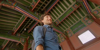 视频有问题。韩国首尔，一名年轻游客参观一座古老的宫殿。去韩国旅游的概念。Slowmotion拍摄