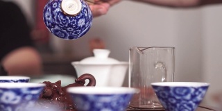 茶道在茶桌上。水滴。中国的仪式。亚洲的文化。选择性集中，倒茶