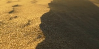 沙漠中的沙尘暴。风吹过沙丘的沙子