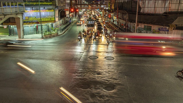 曼谷十字路口夜间交通的时间间隔