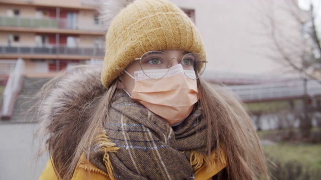 十几岁的女孩戴着防毒面具去上学
