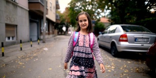 小女孩走路去上学