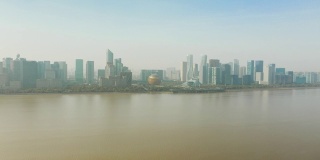 阳光明媚的一天杭州城市市中心视图滨江湾航空时间推移全景4k中国