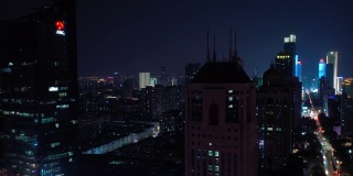 夜景照亮了南京市中心，市区交通，街道航拍全景，4k中国