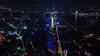 飞越南京市区，夜光照亮市中心，著名的塔台，交通街道，空中全景4k中国视频素材模板下载