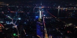 飞越南京市区，夜光照亮市中心，著名的塔台，交通街道，空中全景4k中国