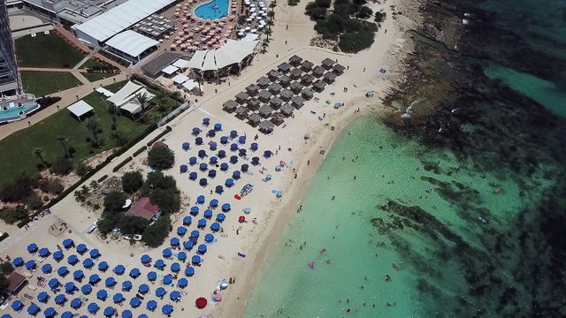 无人机拍摄的风景如画的尼斯沙滩在塞浦路斯，清澈的绿松石水和岩石底部