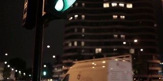 夜景交通灯和移动的车辆