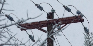 电线杆结冰造成停电的慢镜头