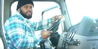 非裔美国卡车司机，爬进了半卡车