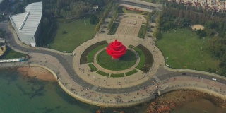 青岛市阳光日步行湾著名红色纪念碑交通广场高空俯视图4k中国