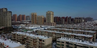 雪后中国城市老住宅区的航拍视频