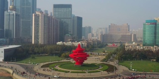日落时分青岛市区著名的红色纪念碑拥挤的海湾航拍全景4k中国
