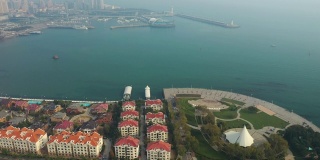 晴朗的傍晚青岛市区著名的海湾公园航拍4k中国全景