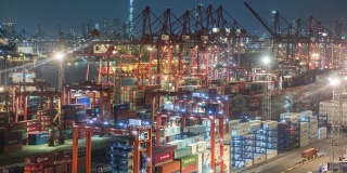 4K延时:工作吊桥在夜间在码头商埠装载集装箱到集装箱货船，用于商业物流、进出口、运输或运输