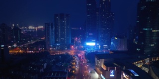 夜光照亮了青岛市市中心交通街道十字路口港湾航拍全景4k中国