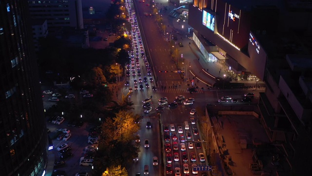 黄昏夜景照亮了青岛市区交通街道高空俯仰全景4k中国