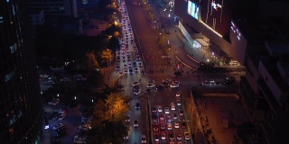 黄昏夜景照亮了青岛市区交通街道高空俯仰全景4k中国