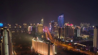 飞行飞越青岛市区，夜间照明显示4k中国交通街道航拍全景图视频素材模板下载