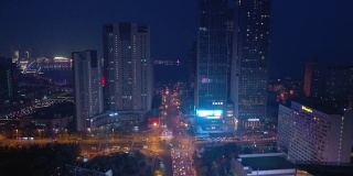 夜光照亮了青岛市区著名的商场、交通街道，航拍了4k中国全景