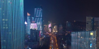 飞行飞越青岛市区，夜间照明显示4k中国交通街道航拍全景图