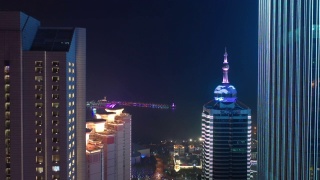 青岛市区著名的海湾夜景，照亮了4k中国航拍全景图视频素材模板下载