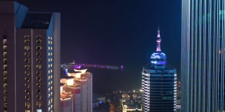青岛市区著名的海湾夜景，照亮了4k中国航拍全景图