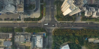 夜间飞行飞越青岛市区交通街道十字路口高空俯视图4k中国