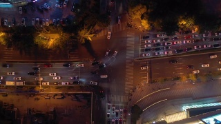 青岛市黄昏夜晚，照亮市中心交通街道十字路口高空俯仰全景4k中国视频素材模板下载