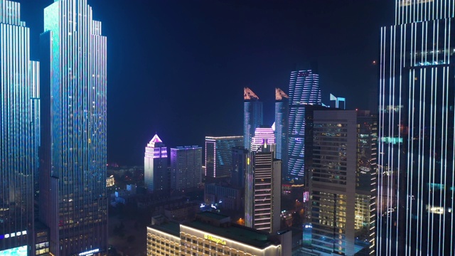 青岛市内著名的市中心夜间照明显示4k中国航拍全景图