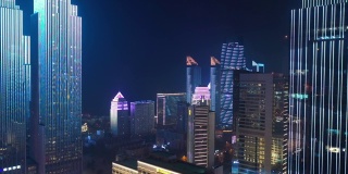 青岛市内著名的市中心夜间照明显示4k中国航拍全景图