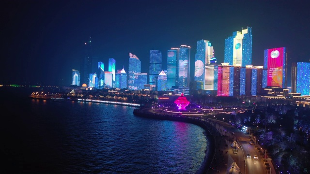 著名的夜间照明展示青岛市区海湾航拍4k中国全景图