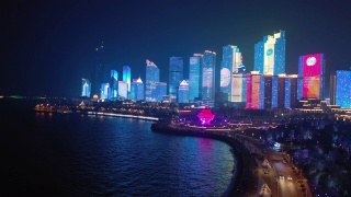 著名的夜间照明展示青岛市区海湾航拍4k中国全景图视频素材模板下载